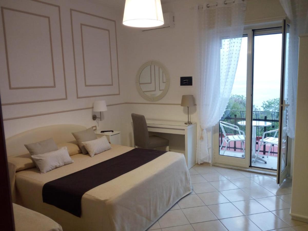 Mini Hotel Pozzuoli Exterior foto